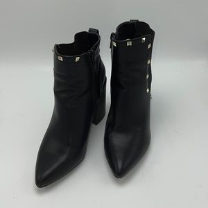#S0050 Mari A. Comfort Black Zip-Up Pointed Toe Boots | Size: 6.5M